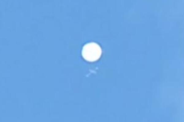 日本上空出现不明球体是何物：身份不明(可能是探空气球)