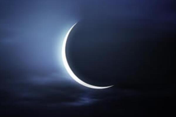 新月是什么意思：农历每月初出的弯形的月亮(天文现象)