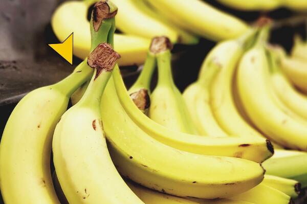 香蕉如何保存的久：用保鲜膜包裹香蕉根茎(减缓成熟速度)