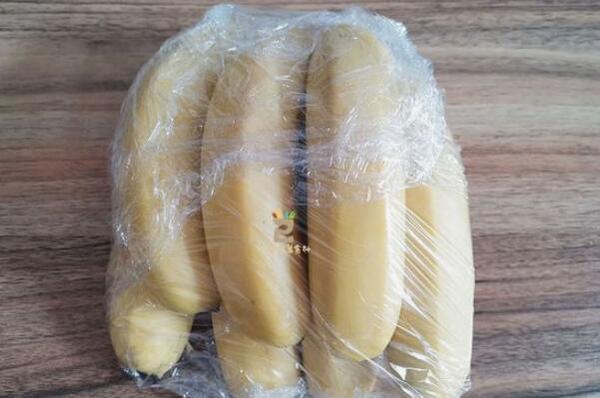 香蕉如何保存的久：用保鲜膜包裹香蕉根茎(减缓成熟速度)