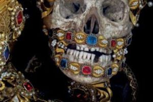 墓穴400年骷髅全身镶满珠宝 生前是贵族