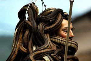 意大利惊悚宗教活动：游蛇节上与蛇缠绕不休