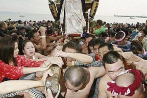日本成人礼仪式：赤身裸体抬神轿入海