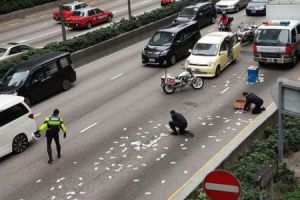 香港运钞车圣诞掉落千万现金 市民纷纷称圣诞老人派钱来了