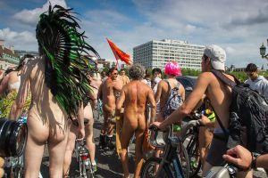 世界裸骑日裸体骑自行车 绿色出行象征