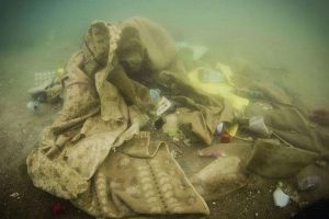 深圳志愿者蛙人潜入海底打捞垃圾