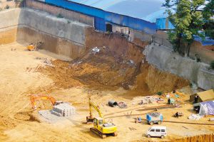 西安女子上厕所时坠落坑底 因建筑工地坍塌