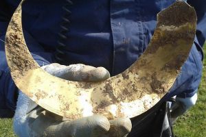 英国发现3500年前古代部落月牙形黄金项圈
