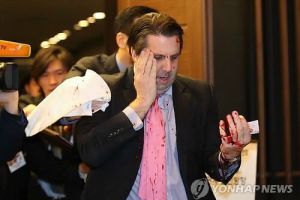 美驻韩大使马克·利珀特遭袭击 缝80多针