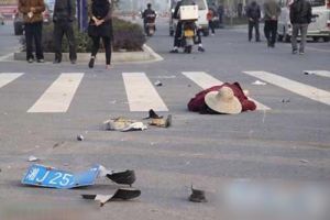 一女子横穿马路 被撞飞20米当场死亡