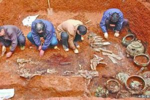 [多图]专家从盗墓贼手中抢救发掘出战国古墓