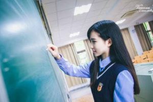 厦门最美校服女生走红网络 成绩优异被保送到上海高校
