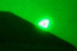  夜空中隐形UFO或为美国军用无人机