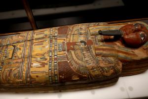 埃及考古重大发现 墓穴发现八具木乃伊