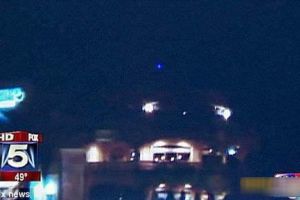  [图文]美国居民用手机拍摄释放亮蓝色光线的神秘UFO