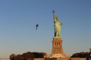 男子发明飞行背包游览纽约的自由女神像