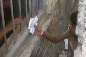  印度民众冒死爬上高楼 只是为了帮助孩子考试作弊