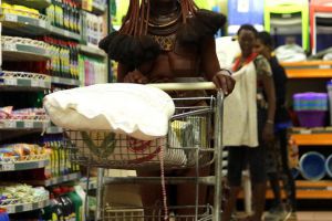  非洲原始部落女子逛超市 惊呆了路人