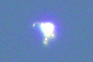  意大利米兰天空拍到金光闪闪的神秘UFO 这是我看过最美的UFO