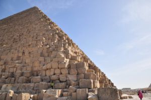  金字塔巨石怎么来？的是人造还是自然形成的？