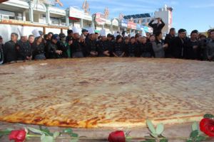  希腊北部塞雷斯州为“bougatsa节”献上世界上最大的馅饼