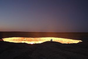  达瓦札天然气燃烧坑大火40年不灭 有燃烧爆炸的可能