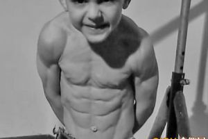 [图文]罗马尼亚男孩5岁拥有强健肌肉 2岁就进健身房