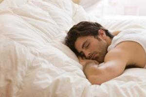  3种睡姿让男人越睡越衰 那么你应该怎么睡