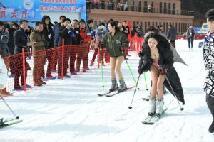 美丽冻人 长腿美女赤裸滑雪惊艳动人