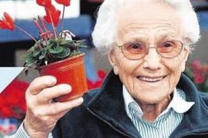 [图文]世界上最年长的老板：英国百岁老太101岁还在工作