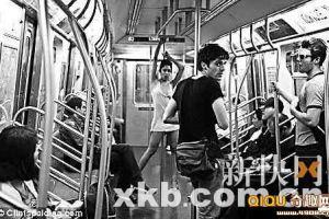[图文]摄影师在纽约地铁上进行裸体摄影