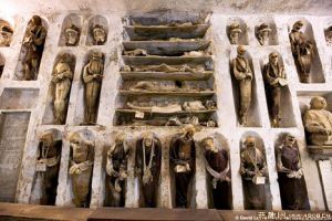 [图文]意大利陵墓悬挂数百年前8000具木乃伊尸体