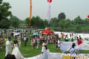 [图文]吉林小伙做2162米世界最长婚纱迎娶女友