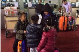 孙悦带三个孩子机场被拍 7岁儿子近照曝光