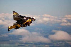  现实版超人:瑞士鸟人190英里的时速在上空与战斗机双飞