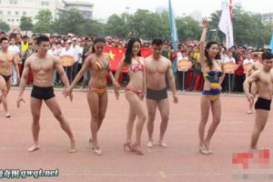 陕西大学生运动会开幕式:比基尼走秀