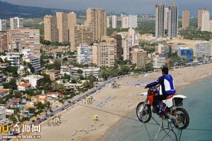 [图文]摩洛哥男子挑战高空骑车走钢索欲创纪录 险象环生