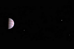  NASA曝光土星两极照片 美轮美奂让人震撼
