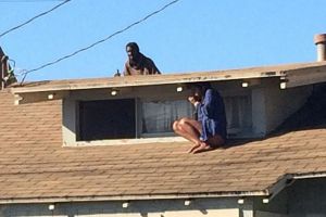 惊险：实拍屋顶女子和找她的劫匪(组图)