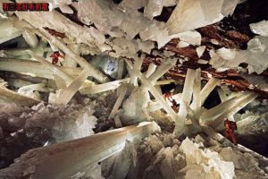  世界最大的水晶洞 位于地下300公尺