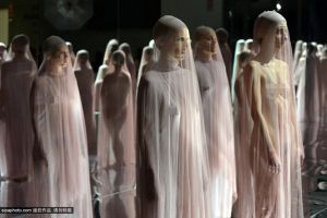 意大利女子裸身罩薄纱演绎行为艺术
