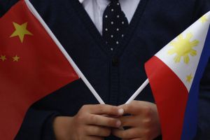 两边都军演，菲律宾跟美国还是中国？拒美赴华答案来了！