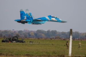 尴尬了！乌克兰苏-27带美军飞行员兜风坠毁 曾炫技玩超低空飞行