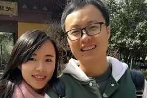 女孩带男友回家，男友刚进家门就懵了，抱着丈母娘大腿死活不撒手