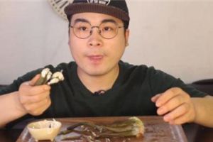 男子突发奇想生吃多肉 结果吃完没多久悲剧了