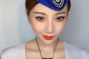 化妆后是美女空姐，卸妆后是中年大妈，网友：不敢相信女人了