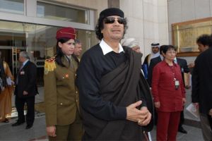 卡扎菲作死都太高调，想买中原子弹，逃亡还带着75辆车的庞大车队