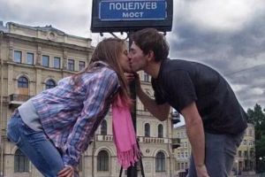 恐怖的“勃列日涅夫三重吻”：经典之吻被搬上柏林墙！