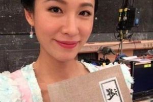 今年刚与年长25岁富豪老公闪婚 31岁TVB人妻带女儿感受圣诞气氛