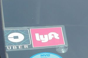 争当第一家上市的网约车公司，Uber 和 Lyft 在同一天秘密递交 IPO 文件
